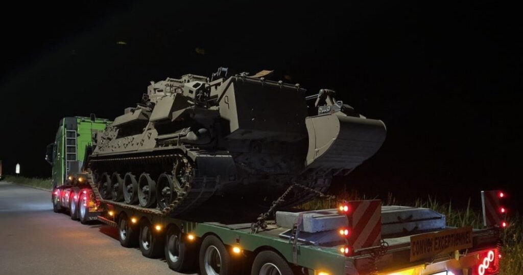 Un șofer român de TIR a vrut să aducă ilegal în țară un tanc. A fost prins în Germania și acum stă pe marginea drumului de patru zile