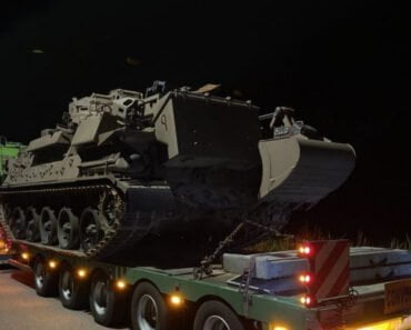 Un șofer român de TIR a vrut să aducă ilegal în țară un tanc. A fost prins în Germania și acum stă pe marginea drumului de patru zile