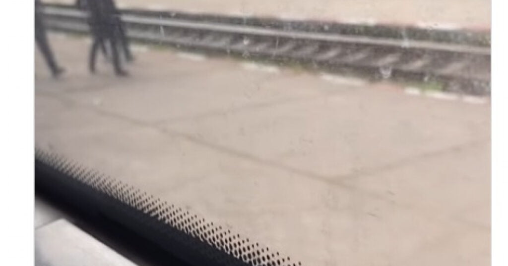 „O bag în cimitir, îi dau foc la casă”. O femeie a oprit un tren spre București când a auzit cum un bărbat își amenința iubita