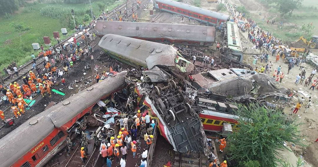 Cauza tragediei feroviare din India. Ministrul căilor ferate a anunțat de ce s-au ciocnit trenurile în Odisha