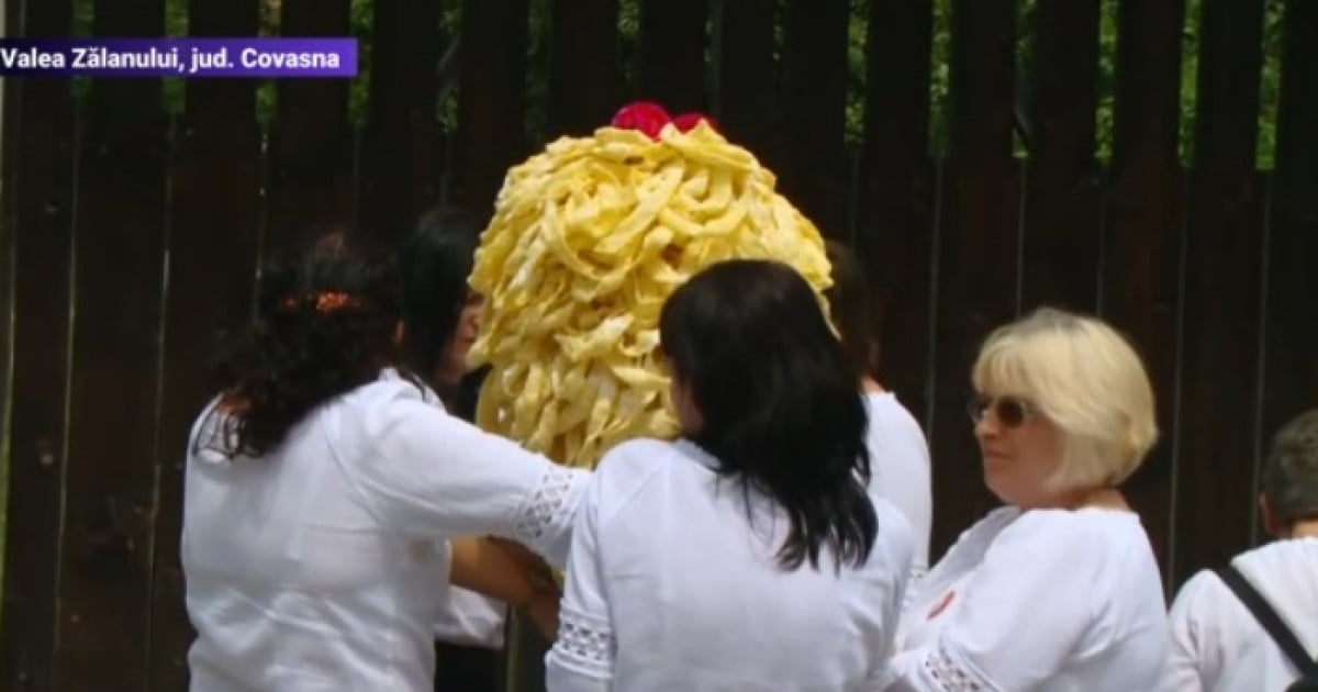 Cadoul uriaș pe care regele Charles l-a primit de la localnicii din Valea Zălanului. Mai multe femei i l-au adus la poartă
