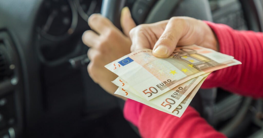 Polițistă de frontieră acuzată că a luat 200.000 de euro mită. Ascundea banii în sutien și avea acasă o agendă unde nota „încasările”