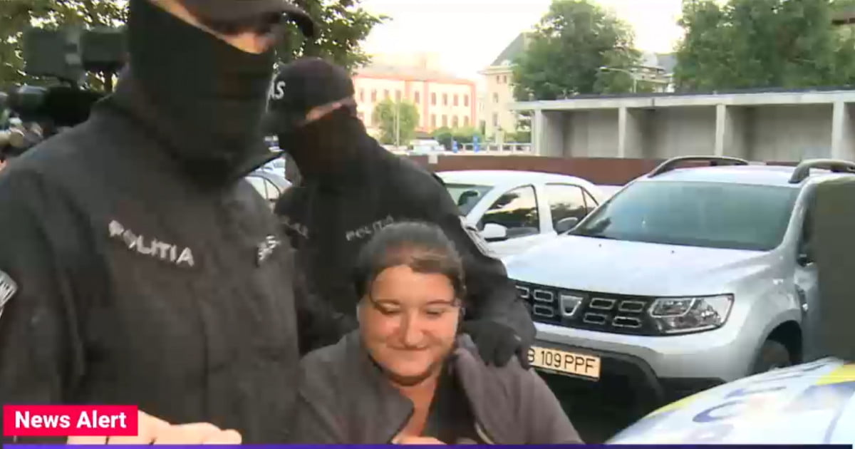 Mama fetei de 12 ani, găsită ucisă în București, a fost luată de mascați la intrarea în România. Ea este audiată la Poliție