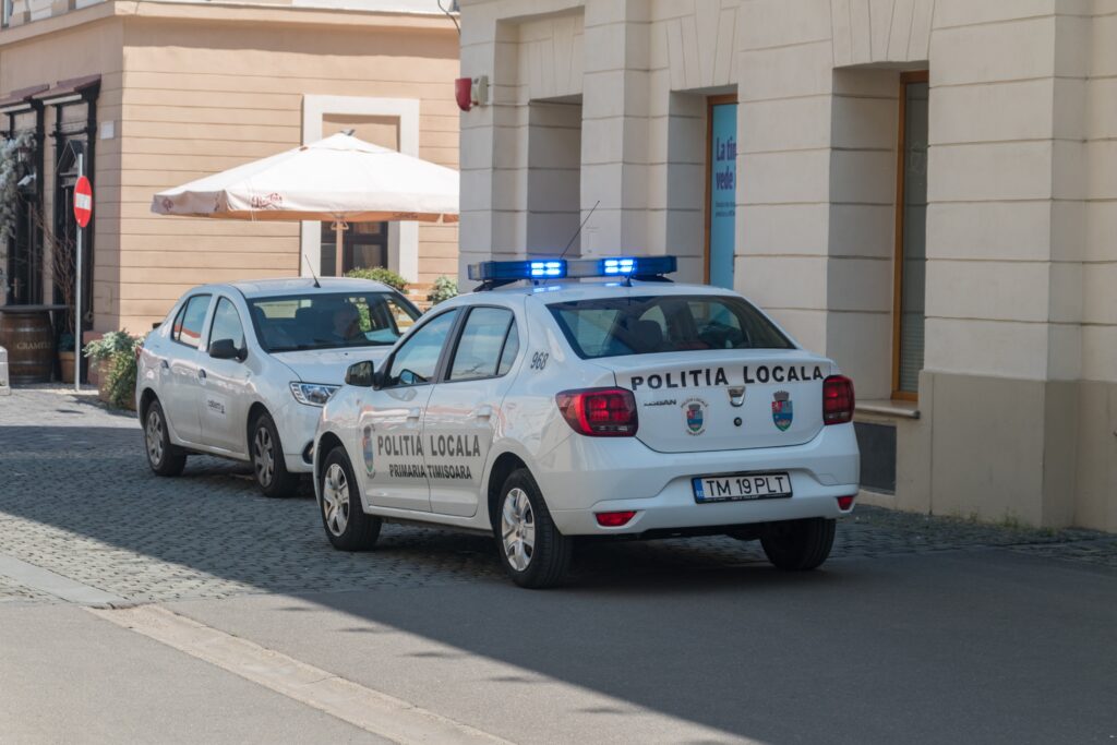 Poliția Locală folosește girofarul în mod ilegal. Șoferii se dau la o parte din bun simț, deși nu sunt obligați
