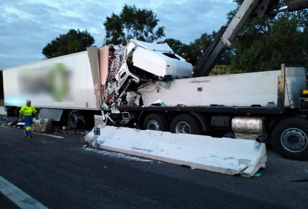 Iad provocat de un șofer român de TIR, pe o autostradă din Italia. Fiul era cu tatăl lui în cabină, în momentul tragediei