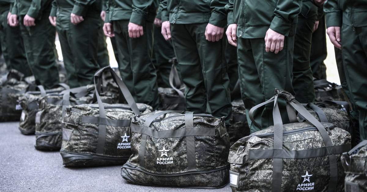 Sute de ruși, uciși dintr-un foc: Un general rus și-a adunat soldații în careu și i-a ținut timp de 2 ore „până când a venit HIMARS-ul”