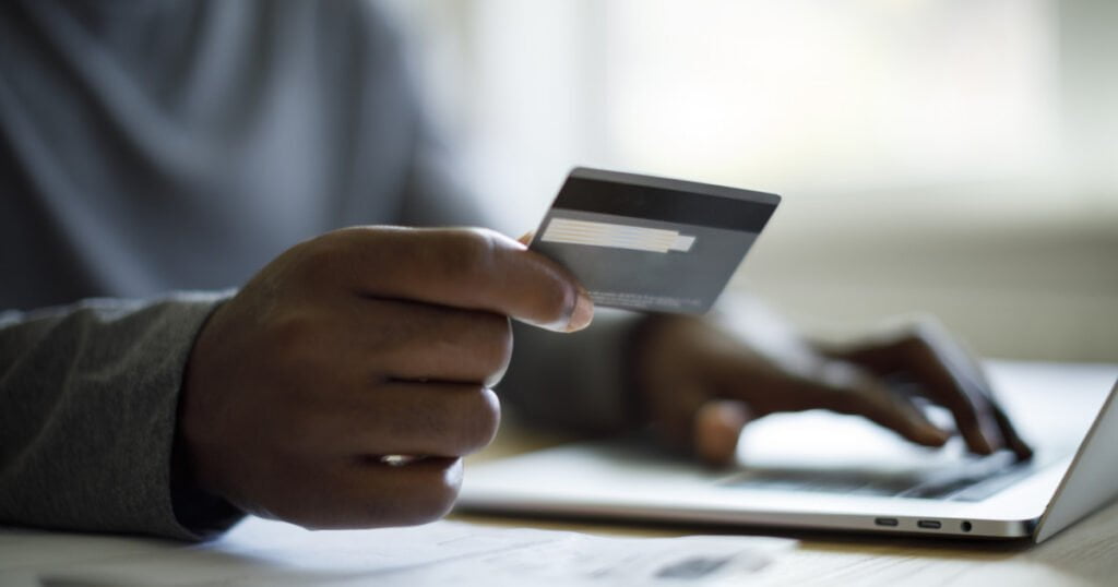 Un tânăr din Cluj-Napoca a găsit un card bancar și a făcut 144 de plăți cu el. Bărbatul, prins după 5 ani