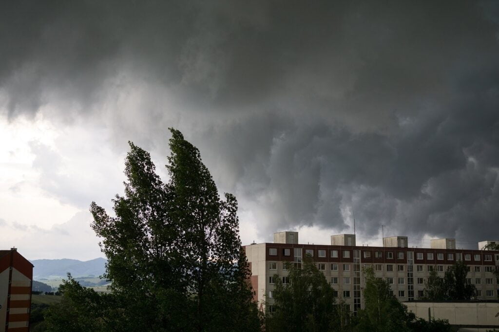 26 de județe, sub cod galben de ploi torențiale, grindină și vijelii în următoarele ore. ANM a emis și o informare de caniculă