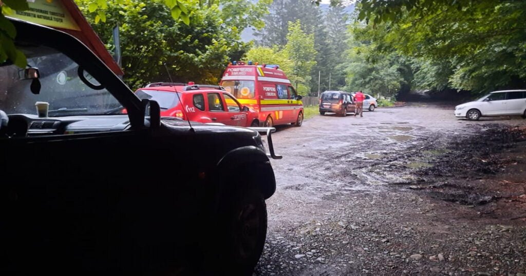 Un bărbat a plecat cu băiatul lui de 12 ani pe munte, într-o zonă vizată de cod roșu de ploi. Au fost găsiți după 12 ore