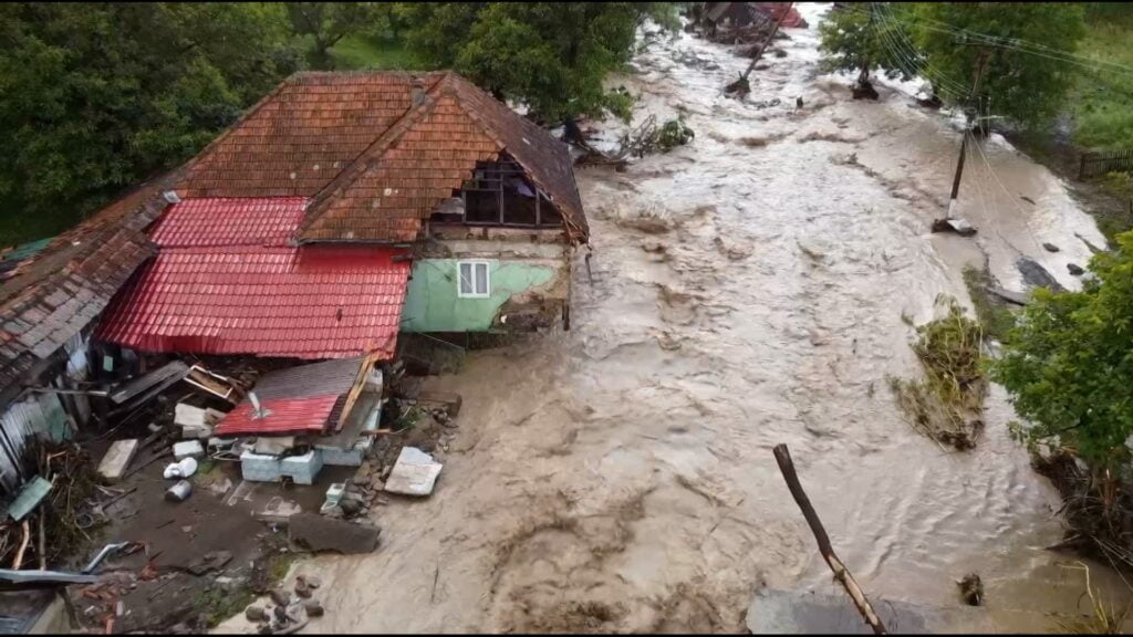 „A salvat-o pe mama, s-a întors în bucătărie şi l-a luat cu tot cu bucătărie”. Bărbat din Arad, ucis de viituri după ce şi-a salvat soţia