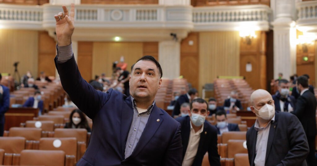 Reforma „de ochii lumii” a pensiilor speciale, adoptată de deputați. Ce se întâmplă cu pensiile magistraților și ale militarilor
