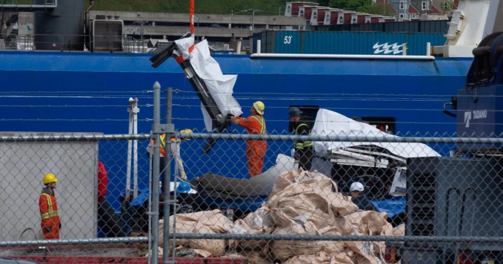 Au fost găsite rămășițe umane printre resturile submersibilului Titan aduse la suprafață. „A fost o operaţiune extrem de riscantă”