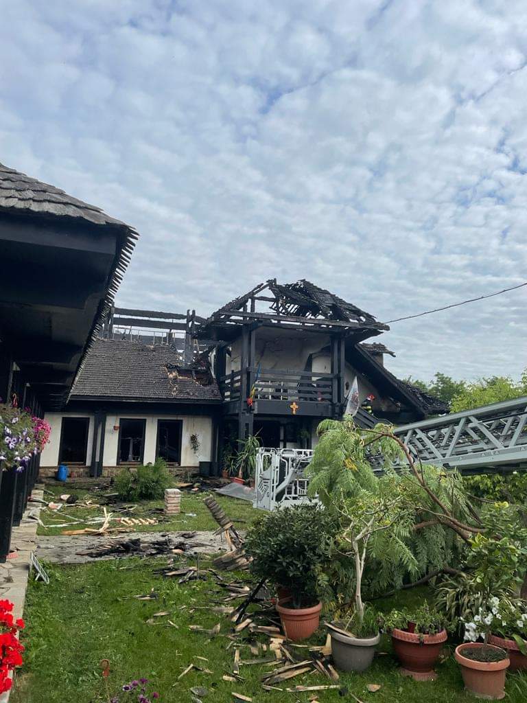 Incendiu uriaş la Mănăstirea Turnu din Prahova. Zeci de pompieri s-au luptat cu flăcările