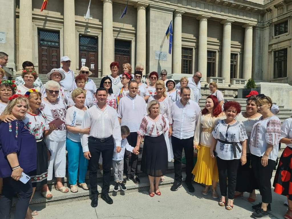 Ca in fiecare an, femeile din PSD Prahova au sarbatorit Ziua Iei. Prefectul Nanu si parlamentarii prahoveni s-au alaturat initiativei