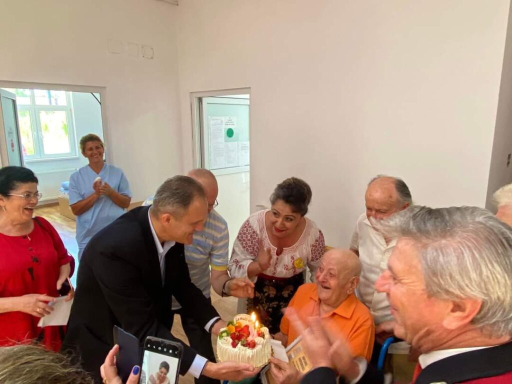 Prefectul Virgiliu-Daniel, în vizită la căminul de seniori de pe Strada Cosminele, din Ploiești