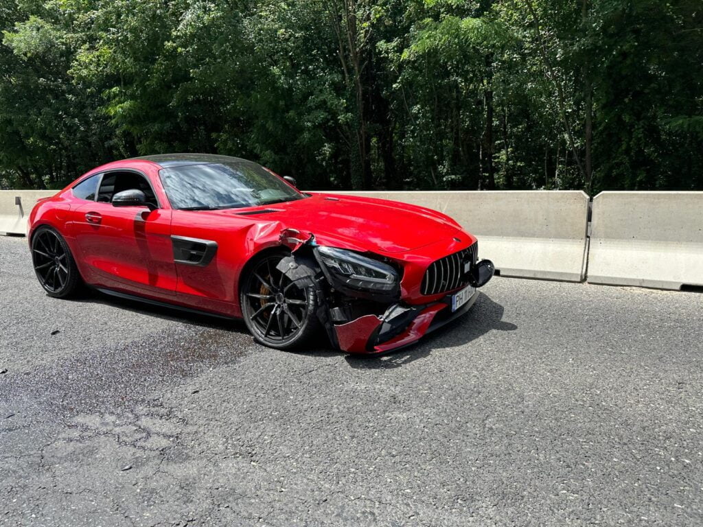 Accident pe DN1, in zona Ciolpani. Un bolid de lux s-a facut praf