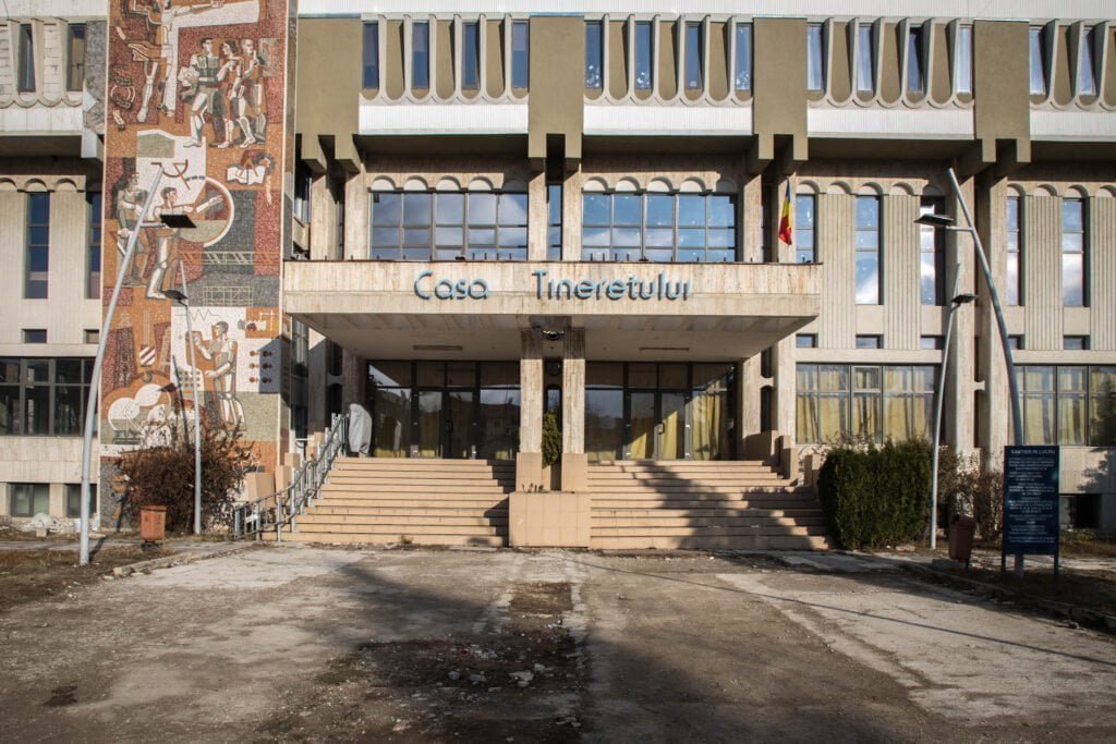 Câmpina/ O adolescentă de 14 ani a fost bătută de o alta, chiar de ziua sa de naştere. S-a întâmplat în fața Casei Tineretului