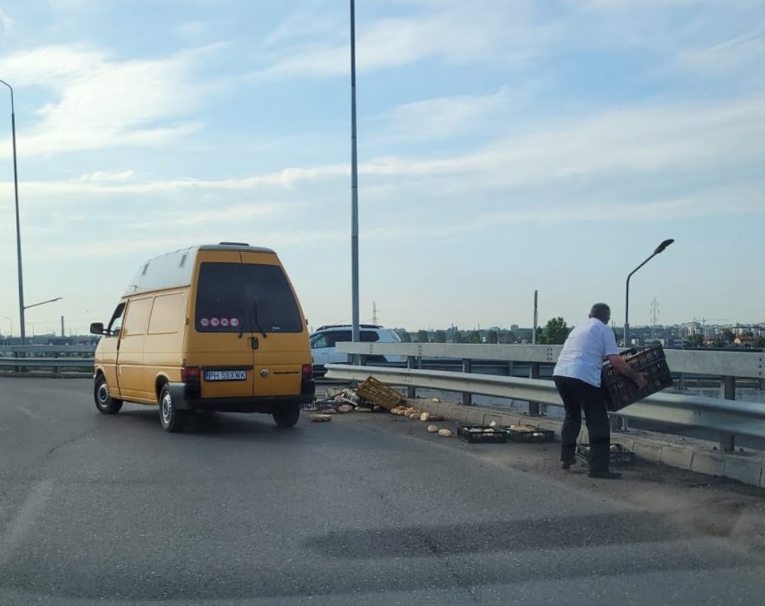 Un şofer pe maşina de pâine a rămas fără marfă pe giratoriul suspendat, din Blejoi