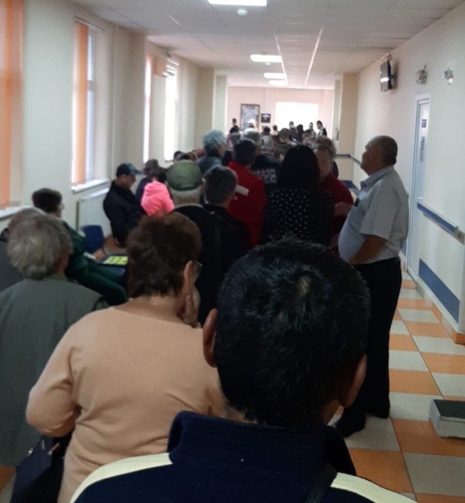 Cozi uriaşe la Spitalul Schuller. Pacienții vin de la 4 dimineața să prindă loc la programări