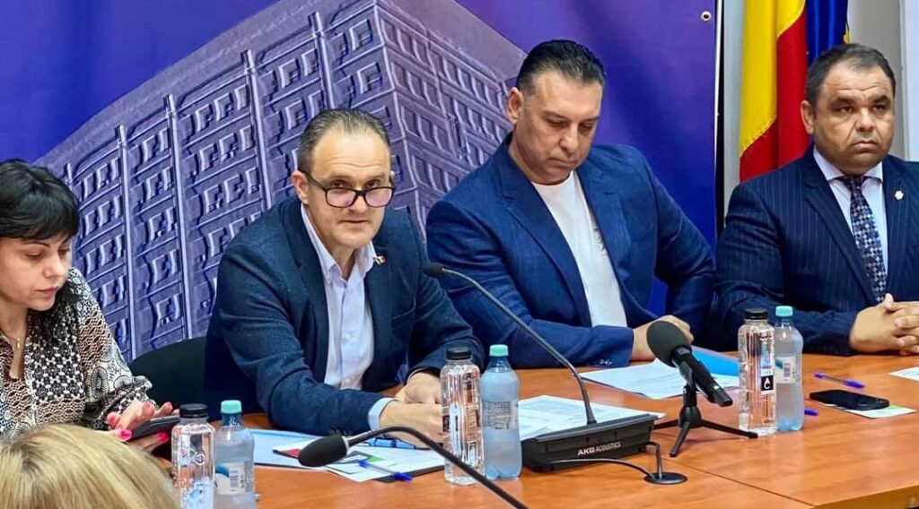 Prefectul Virgiliu Nanu a organizat o intalnire cu reprezentantii minoritatilor. „Romii au drepturi egale!”