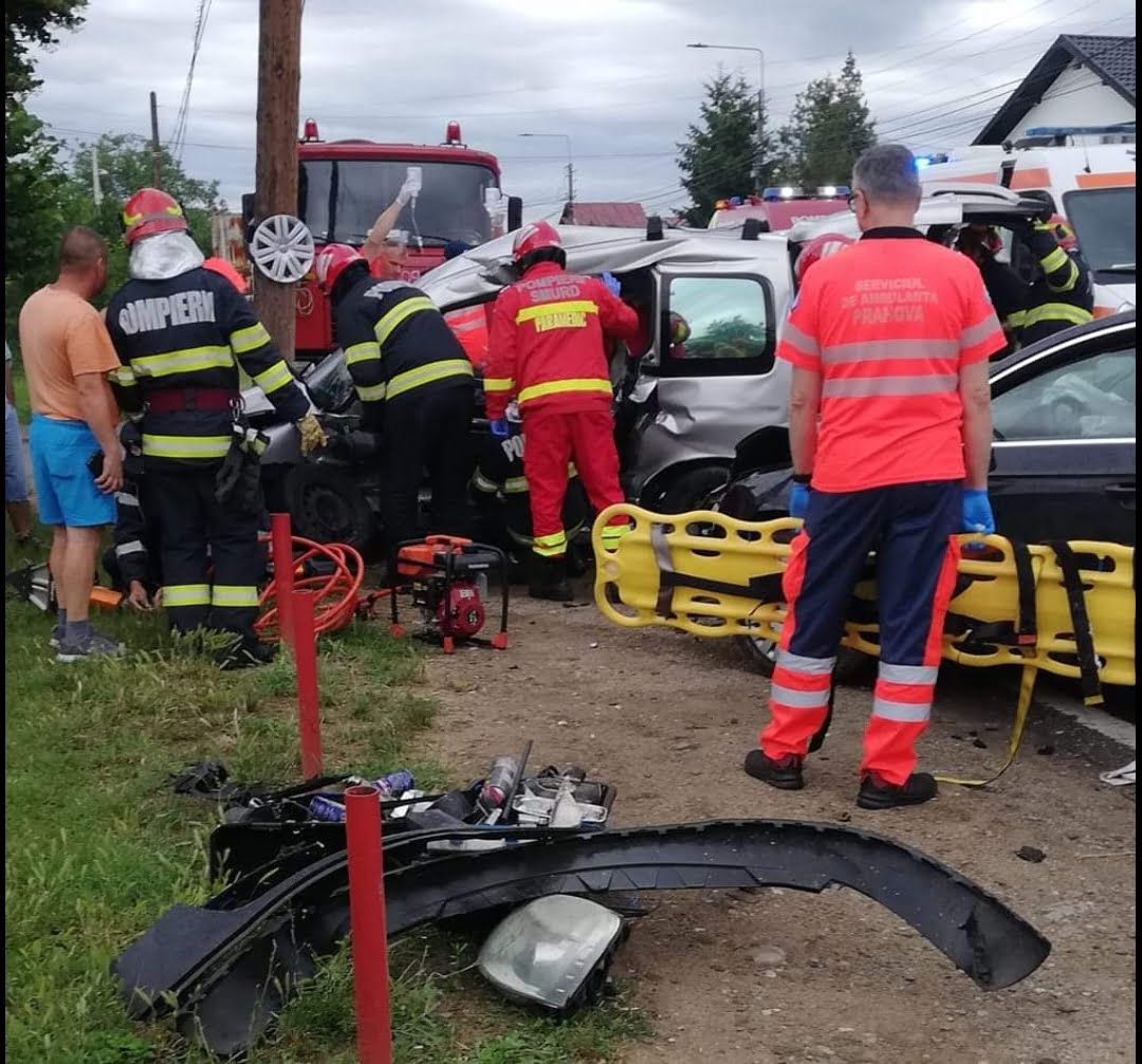 Accident cu descarcerare, la Lipăneşti. Două victime!