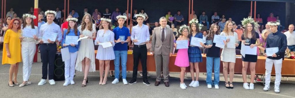 Bravo, copii! LMV a stabilit un nou record: 22 de elevi au terminat clasele a VIII-a si a XII-a cu 10 pe linie!
