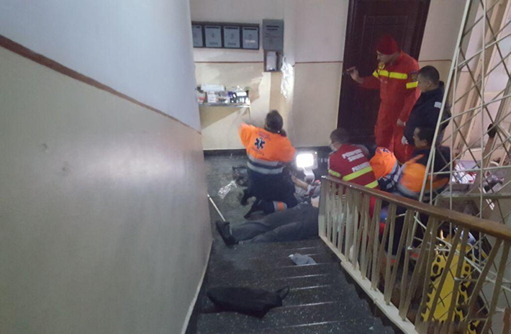 Alertă! Bărbat omorât de concubină, la Câmpina! Cadavrul a fost găsit pe scara blocului