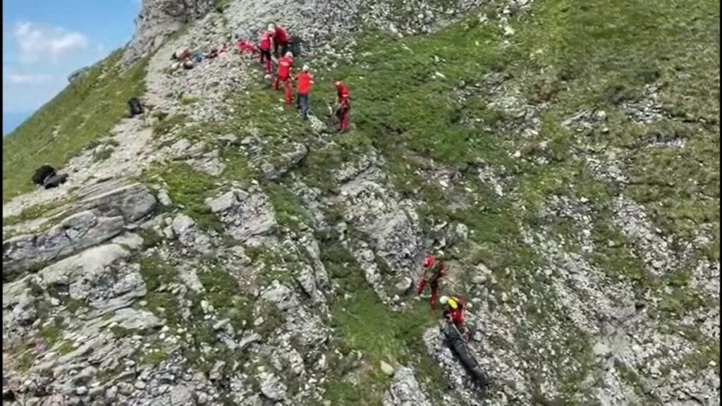 Descoperire macabra, pe un traseu greu accesibil, din Bucegi. Un barbat a fost gasit decedat de echipajele Salvamont Prahova