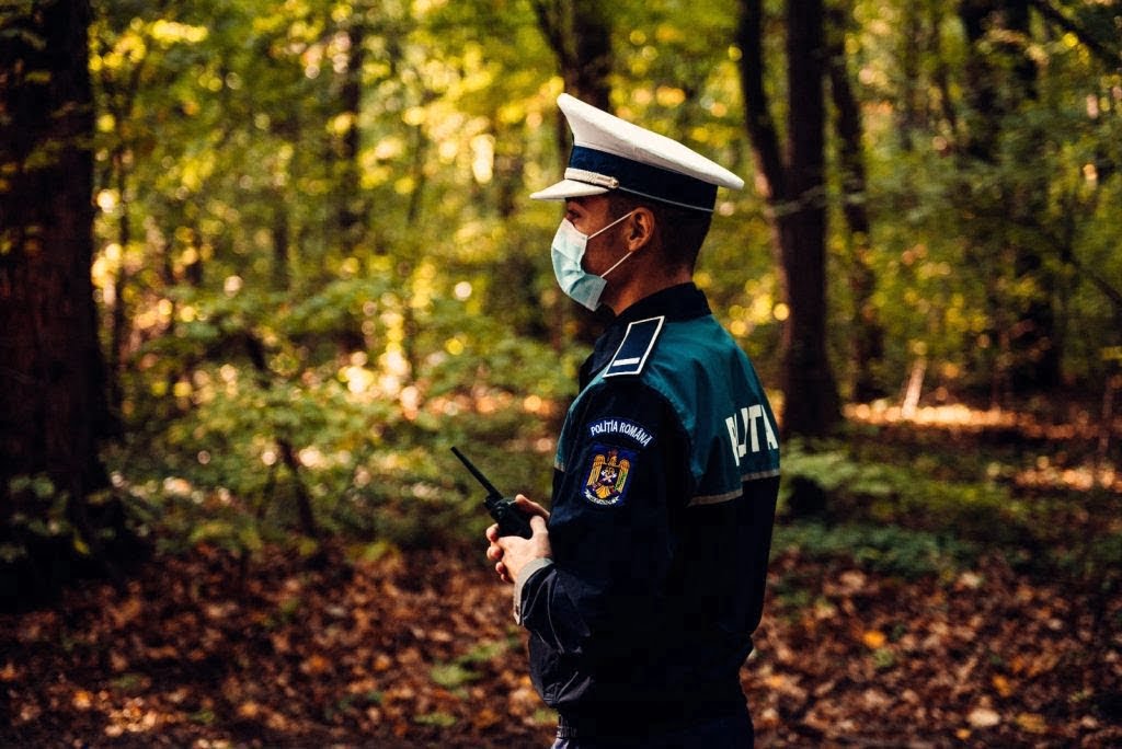 Halucinant! Un şofer din Prahova, mort de beat, a fugit pe jos, prin pădure, de polițistul care l-a tras pe dreapta