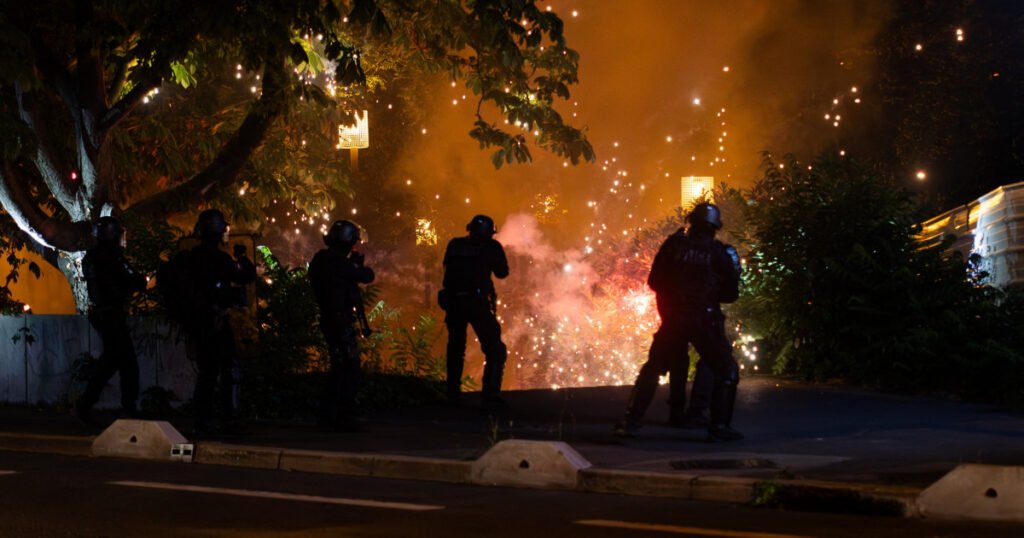 Franța arde. Blindate pe străzi, 45.000 de polițiști mobilizați. Restricții de circulație în întreaga țară. Minorii n-au voie pe stradă