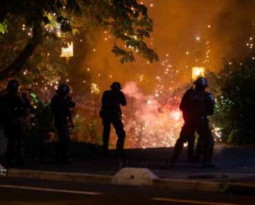 Franța arde. Blindate pe străzi, 45.000 de polițiști mobilizați. Restricții de circulație în întreaga țară. Minorii n-au voie pe stradă