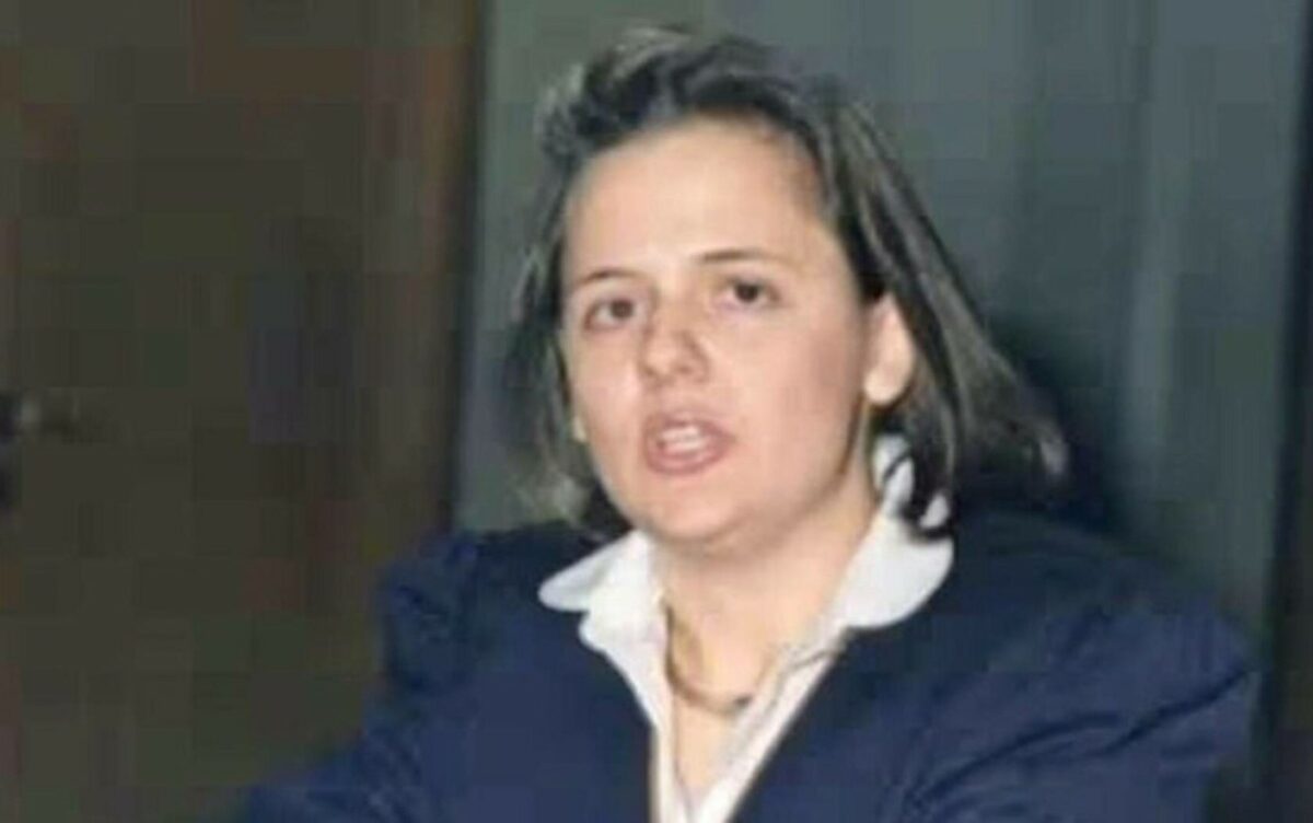 O profesoară a fost concediată după ce nu a fost la ore timp de 20 de ani. „Îmi pare rău, acum sunt la plajă”