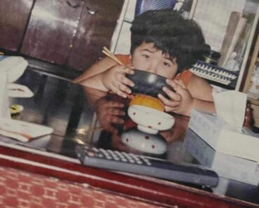 Recunoști băiețelul din imagine? Astăzi este unul dintre cei mai îndrăgiți foști concurenți de la Chefi la cuțite / FOTO