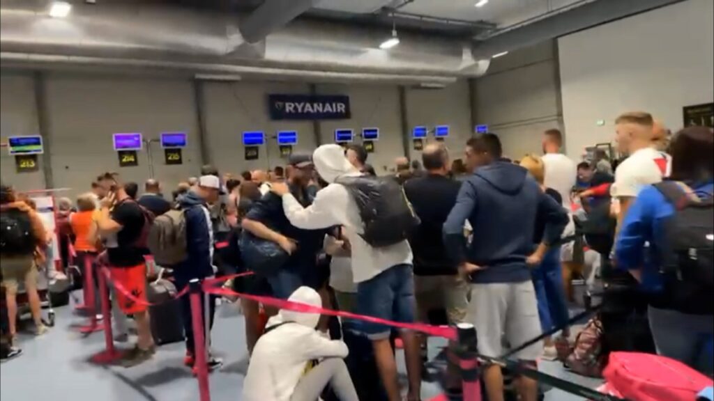 „Au dormit în aeroport că n-aveau cazare”. Vacanţă încheiată în umiliţă pentru 200 de români, în Portugalia: printre ei sunt şi copii ţinuţi fără apă şi mâncare