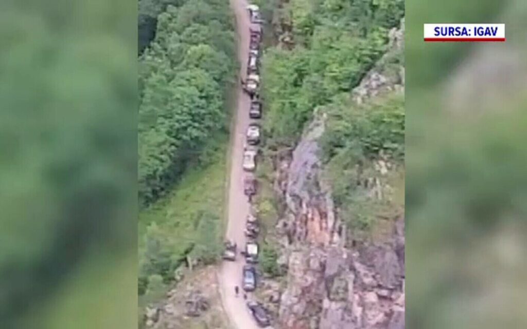 Alertă maximă pe drumul spre Băile Herculane. Peste 100 de mașini cu turiști germani au rămas blocate din cauza GPS-ului