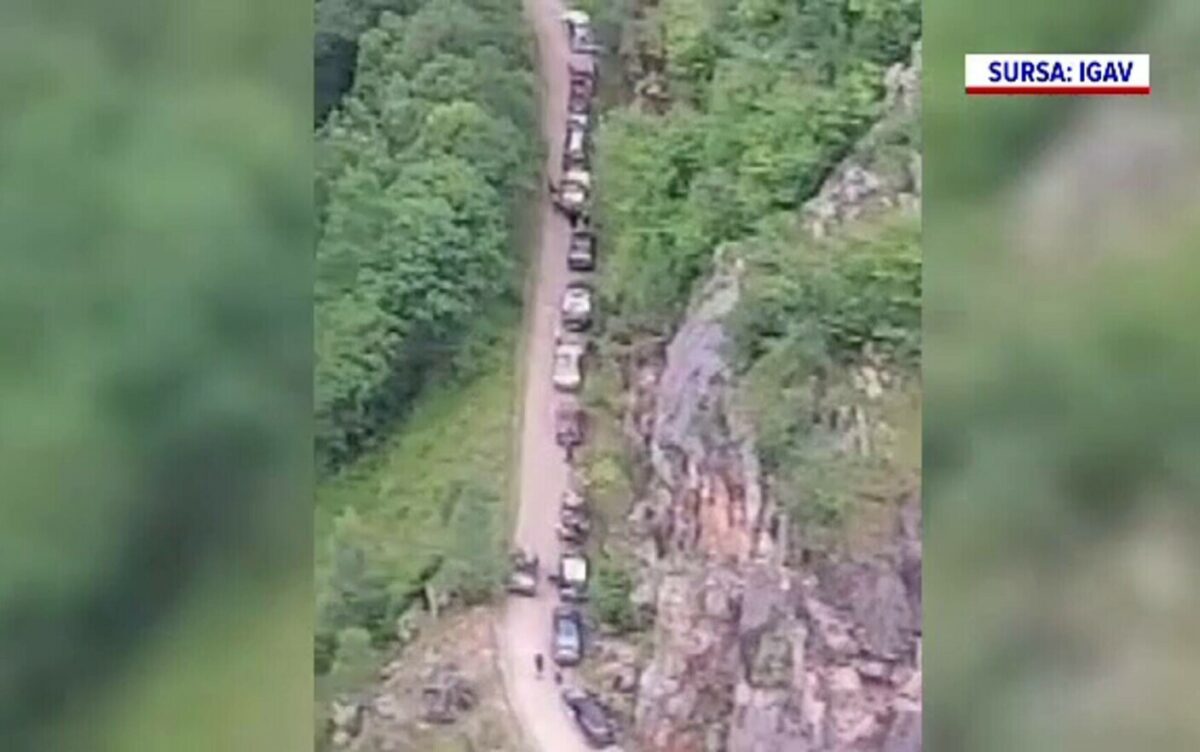 Alertă maximă pe drumul spre Băile Herculane. Peste 100 de mașini cu turiști germani au rămas blocate din cauza GPS-ului