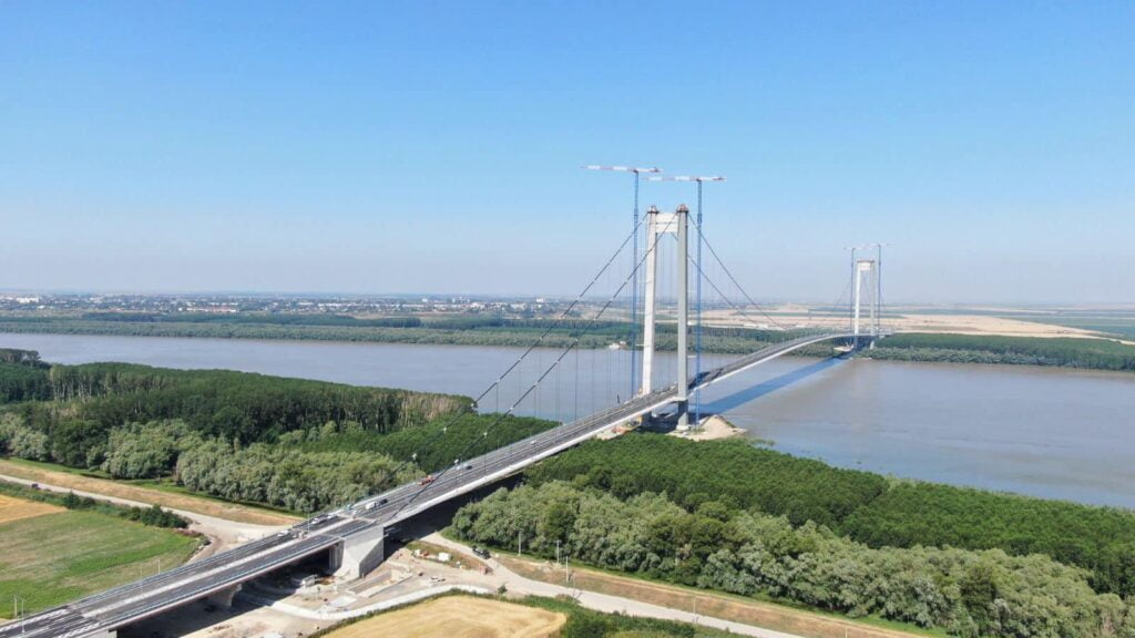 Accident pe Podul de la Brăila, în ziua inaugurării. O maşină a fost lovită din spate, după ce şoferul a oprit să facă o poză