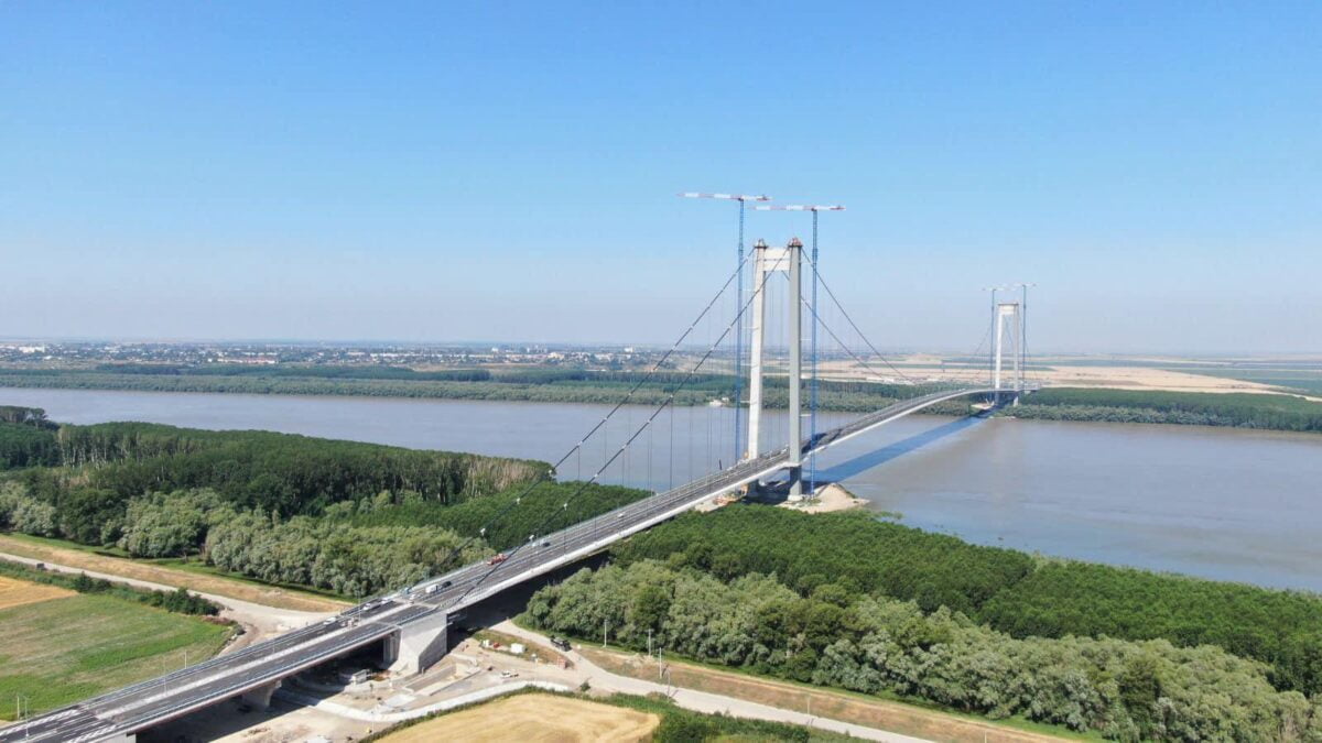 Accident pe Podul de la Brăila, în ziua inaugurării. O maşină a fost lovită din spate, după ce şoferul a oprit să facă o poză
