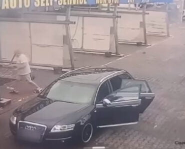 VIDEO Şoferul bolidului de lux, care a furat un mop şi o găleată, le-a dus înapoi. De data asta a mers cu altă mașină