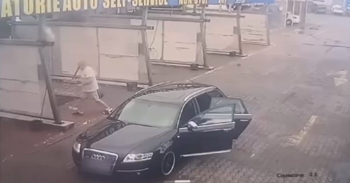 VIDEO Şoferul bolidului de lux, care a furat un mop şi o găleată, le-a dus înapoi. De data asta a mers cu altă mașină