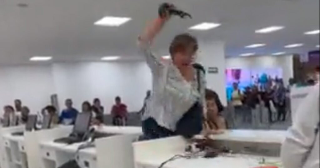 VIDEO: O femeie și-a pierdut complet controlul când a aflat de la angajatul unei companii aeriene că este o problemă cu zborul ei