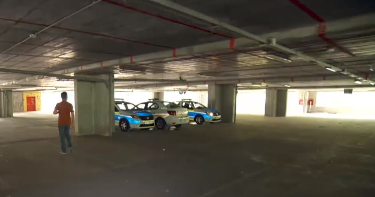 VIDEO „Trezește-l, mă!” Reacția unor polițiști care dormeau în parcarea Arenei Naționale la vederea echipei Digi24