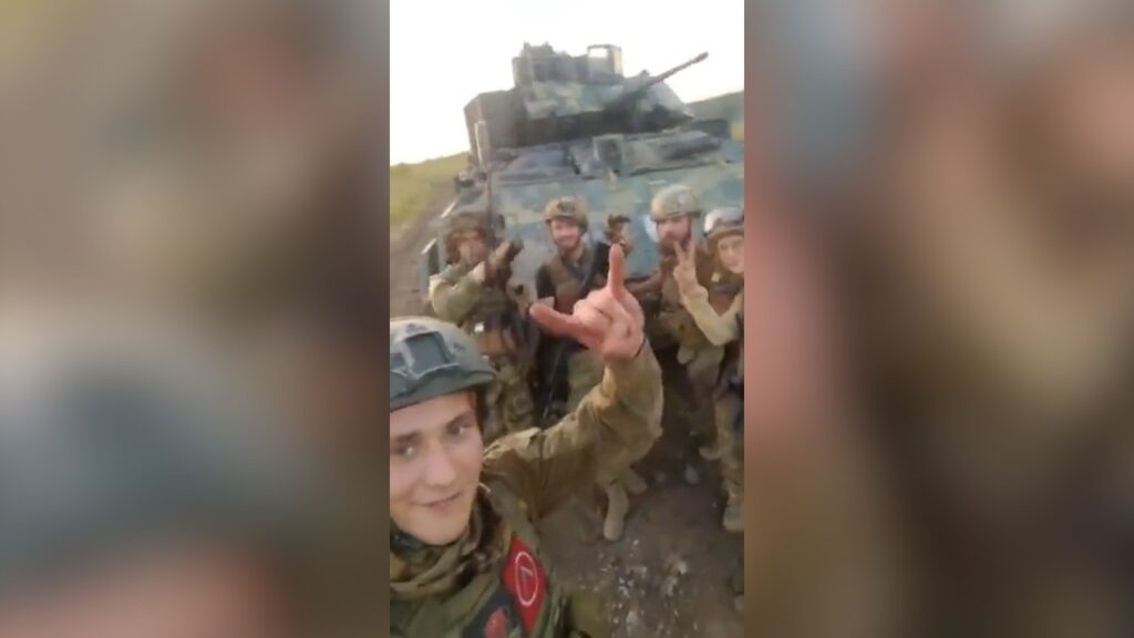 Ruşii au capturat pe front un blindat american Bradley M2A2: „Mulţumim Zelenski pentru această maşină”. VIDEO