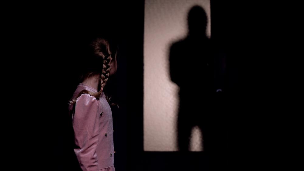 O fetiţă de 11 ani cu autism din Sălaj, violată de tatăl vitreg. Mama a aflat adevărul, după ce a lăsat telefonul pornit în cameră când a plecat de acasă