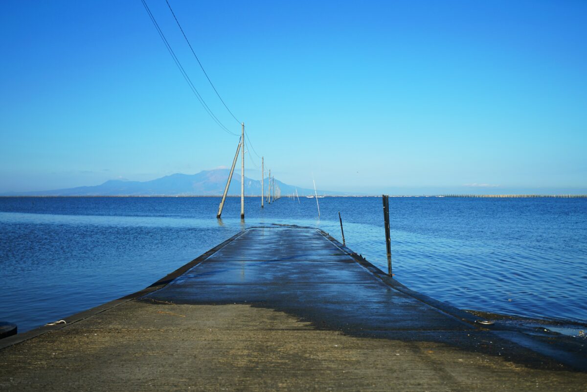 Drumul care dispare sub apă de două ori pe zi. Este considerat monument naţional şi atrage anual mii de turişti