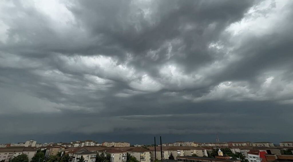 Aproape jumătate de țară, sub avertizare cod portocaliu de ploi torențiale, grindină și vijelii. Cod galben de vreme severă în alte 14 județe