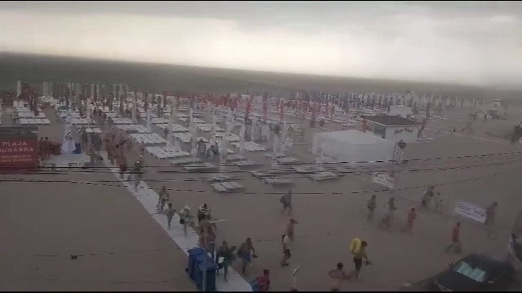 Furtună pe litoral. Momentul în care turiştii luat-o la fugă de pe plajă, la Eforie Nord
