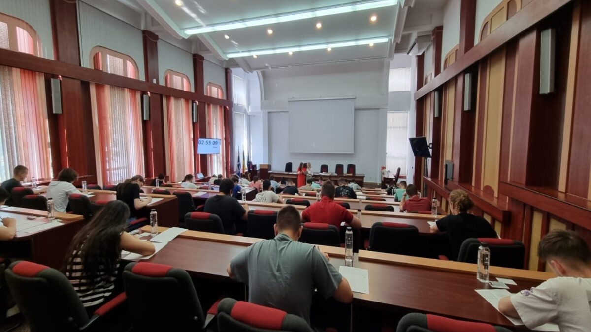 Luptă aprigă între absolvenţii de liceu. Facultatea cu 350 de locuri la care s-au înscris peste 1.000 de candidaţi Luptă aprigă între absolvenţii de liceu. Facultatea cu 350 de locuri la care s-au înscris peste 1.000 de candidaţi