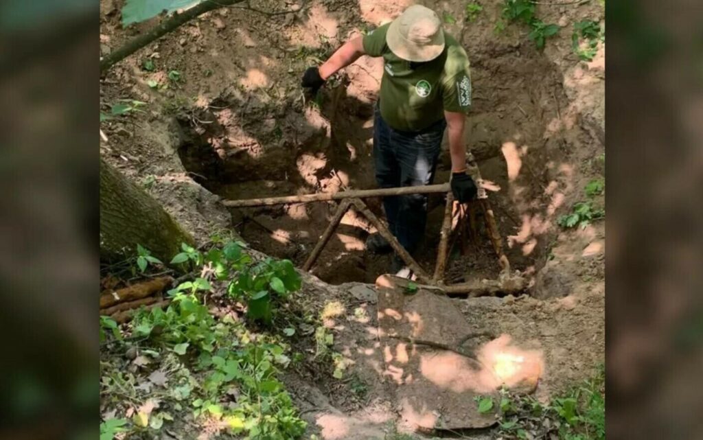 Opt avioane au fost găsite îngropate lângă Kiev, cu detectoare de metale. Cine le-a ascuns sub pământ