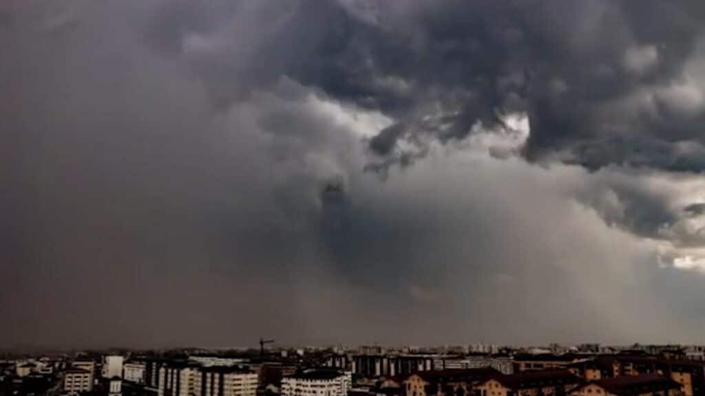 Aproape jumătate de țară, sub avertizări cod galben și portocaliu de ploi, grindină și vijelii. Vreme severă până joi dimineață